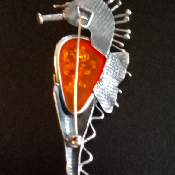 *Sold Sold* ANTIQUE SILVER AND AMBER SEAHORSE PIN/PENDENT - Picture 7 of 8